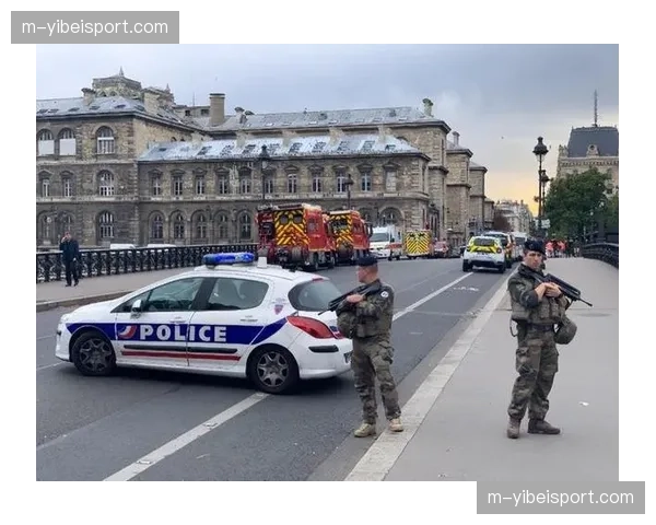 马赛极端球迷组织被指控袭击客队大巴,法国警方展开调查