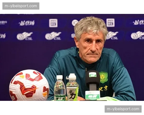 【2026年4月中超联赛·赛后·特写点球绝平后，北京国安主帅苏亚雷斯与教练组紧紧相拥庆祝